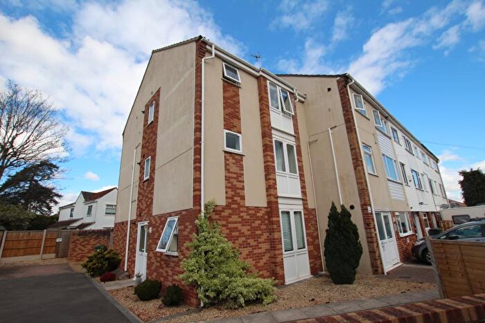 2 Bedroom Flat To Rent In Pilgrims Way - Downend, BS16