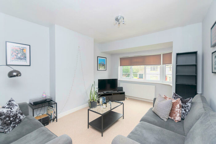 3 Bedroom Flat To Rent In Sandringham Drive, Leeds, LS17