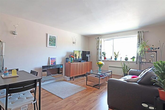 1 Bedroom Flat For Sale In Lyndale Road, Redhill, RH1