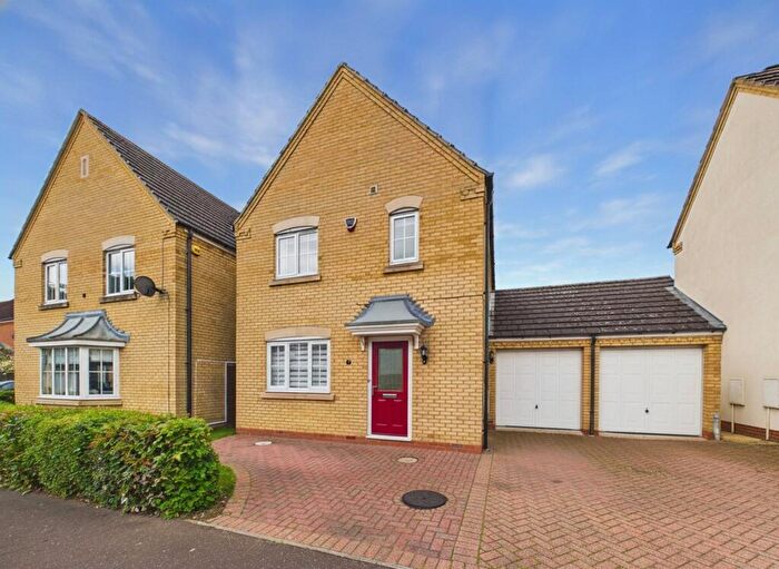 3 Bedroom Link Detached House For Sale In Beaufort Drive, Buckden, St. Neots, PE19