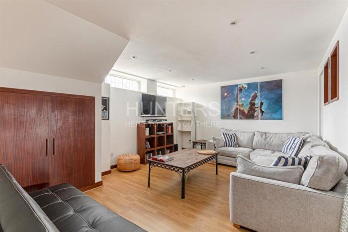 2 Bedroom Flat To Rent In Boleyn Road, London, N16