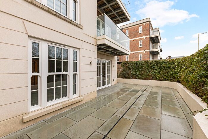 1 Bedroom Flat For Sale In Sparrows Herne, Bushey, WD23