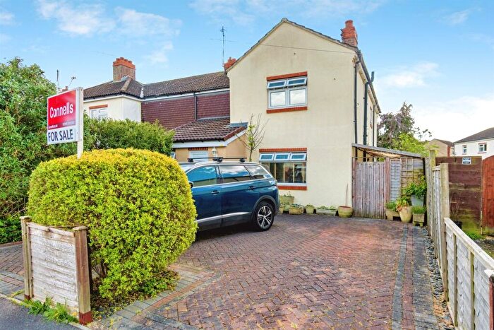 4 Bedroom Semi-Detached House For Sale In The Quadrangle, Eastleigh, SO50