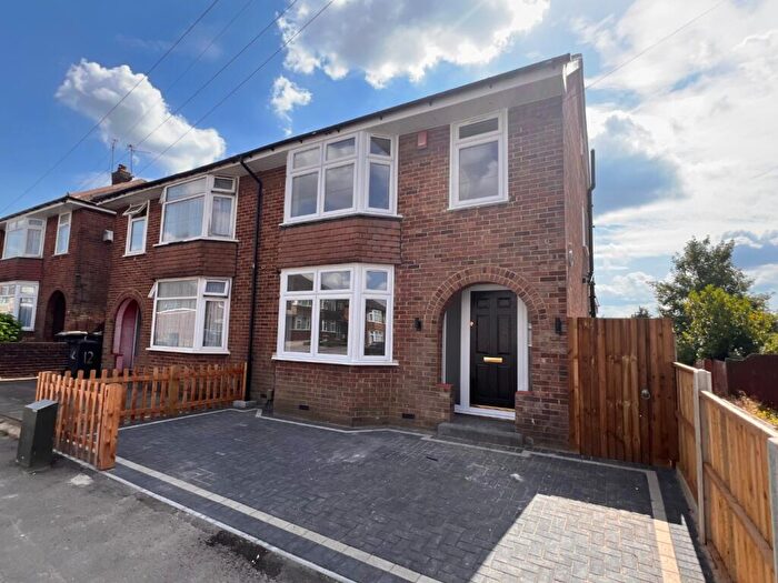 5 Bedroom Semi-Detached House To Rent In Durham Road, Luton, LU2