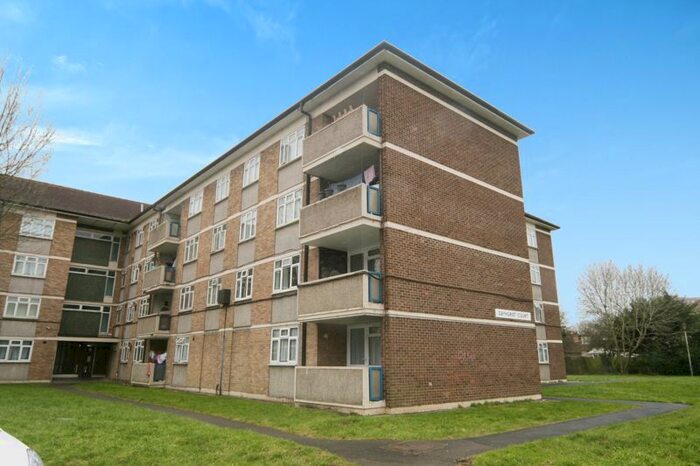 2 Bedroom Flat To Rent In Canberra Drive, Yeading, Hayes, UB5