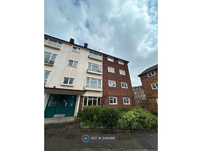 3 Bedroom Flat To Rent In Elgar House, London, N8
