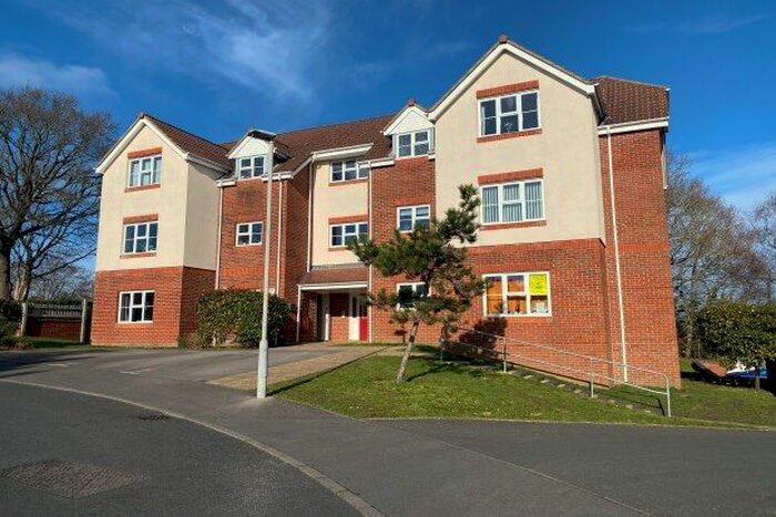 2 Bedroom Flat To Rent In Alder Heights, Poole BH12