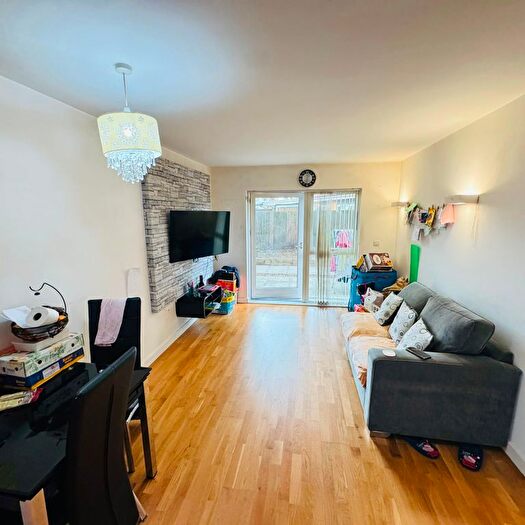 1 Bedroom Flat To Rent In Western Road, Southall, UB2
