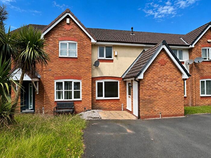 2 Bedroom Town House To Rent In Sefton Close, Sholver, OL1