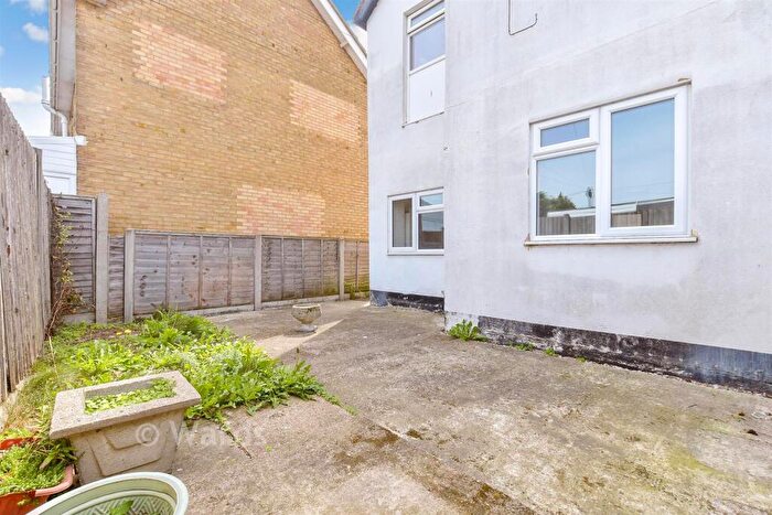 2 Bedroom Flat For Sale In Tankerton Road, Whitstable, Kent, CT5