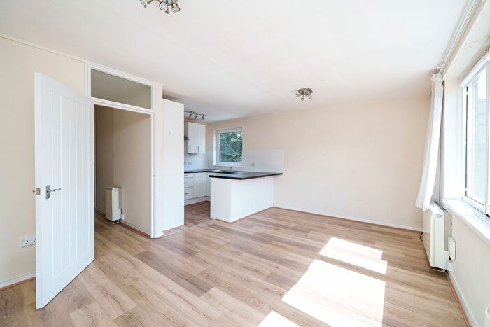 2 Bedroom Flat To Rent In Cressy Court, Wingate Road, W6