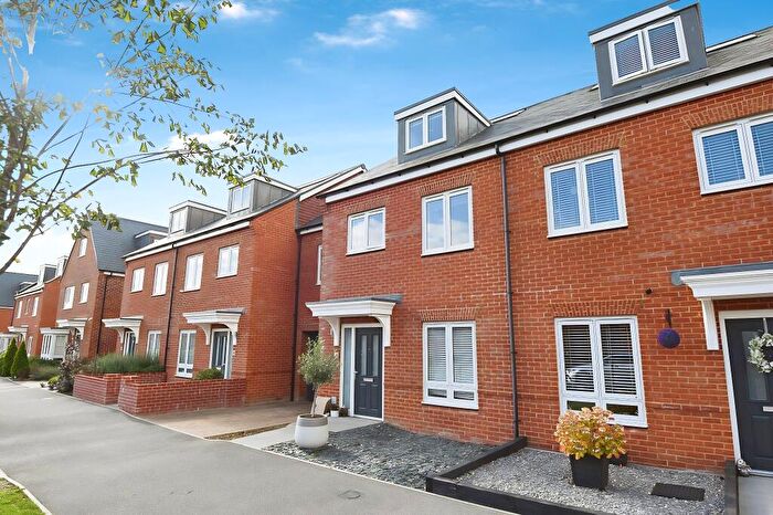 3 Bedroom Semi-Detached House For Sale In Pembers Farm Avenue, Fair Oak, SO50
