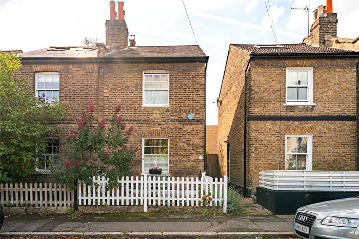 3 Bedroom End Terrace House For Sale In Archbishops Place, London, SW2