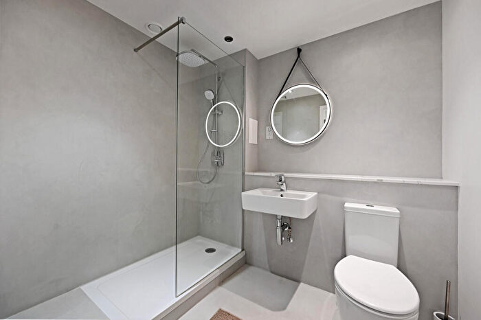 1 Bedroom Flat For Sale In Armstrong Road, London, NW10