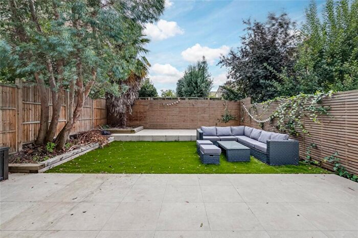 2 Bedroom Apartment To Rent In Broomwood Road, SW11