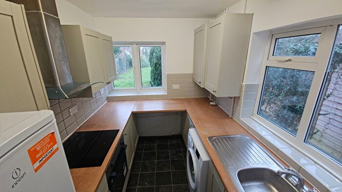 4 Bedroom Semi-Detached House To Rent In Talbot, Luton, LU2