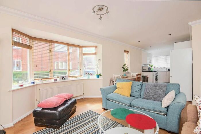 2 Bedroom Flat To Rent In Newbury, Berkshire, RG14