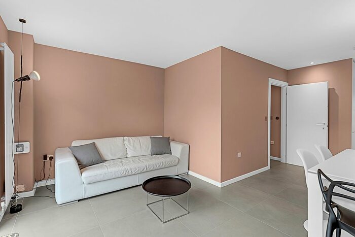 2 Bedroom Town House To Rent In Reading Close, London, SE22