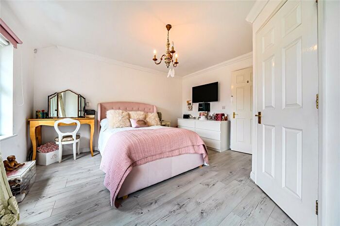 3 Bedroom End Of Terrace House For Sale In Abbey Drive, Dartford, Kent, DA2