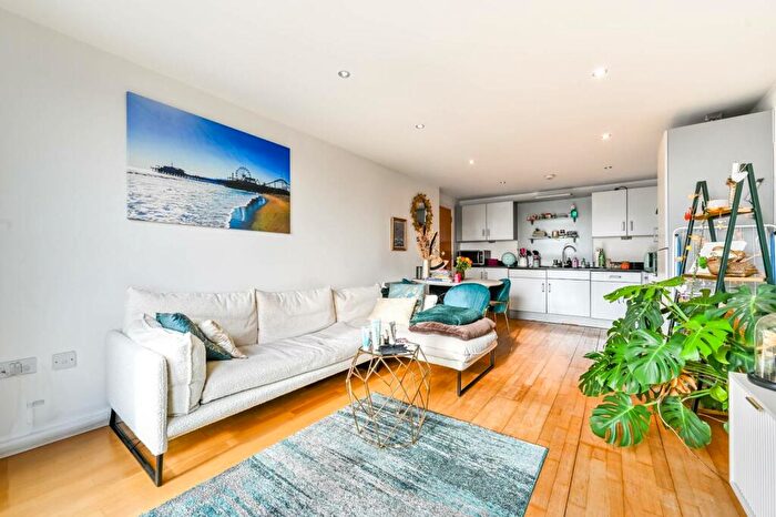 2 Bedroom Flat To Rent In Balmes Road, De Beauvoir Town, London, N1