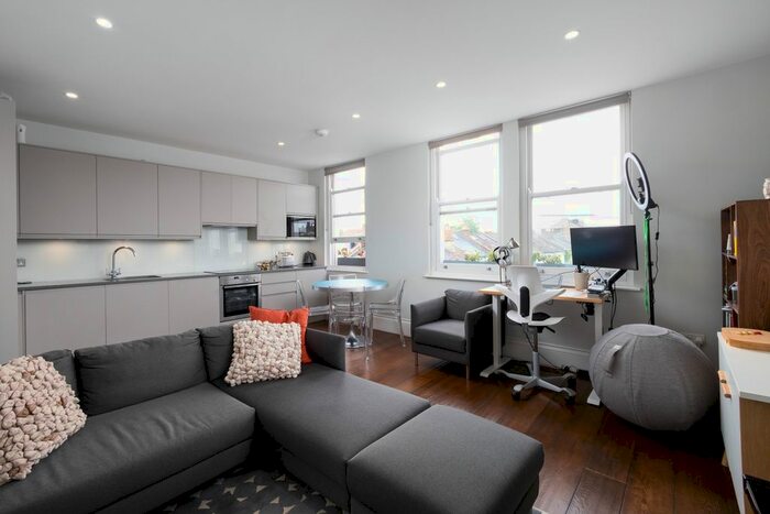 2 Bedroom Flat To Rent In Thornfield Road, London, W12