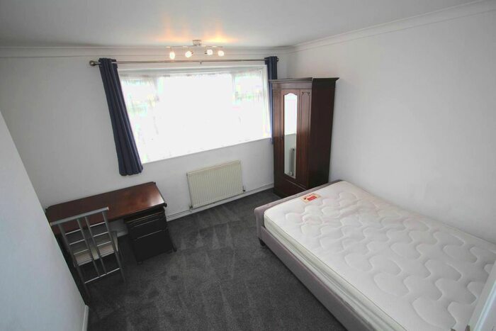 3 Bedroom Flat To Rent In Surbiton Road, Kingston Upon Thames, KT1