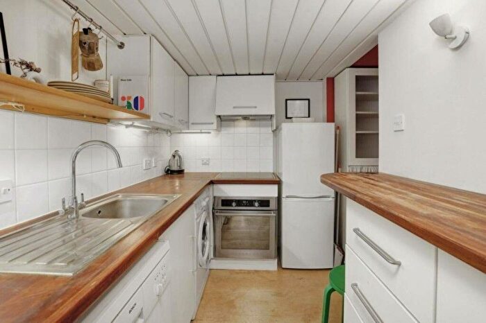 2 Bedroom Flat To Rent In Clapham Road, London, SW9