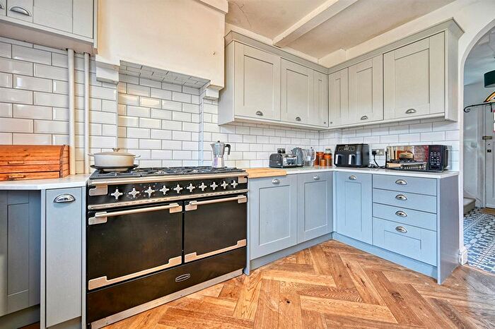 3 Bedroom Detached House For Sale In Courtfield Avenue, Harrow, HA1