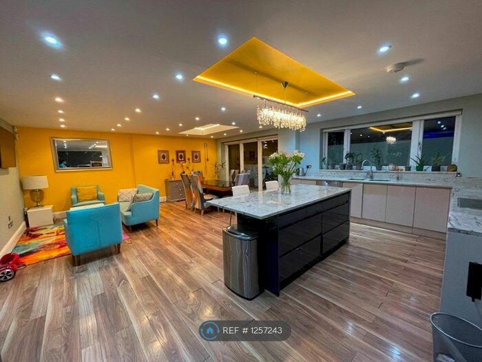 4 Bedroom Detached House To Rent In Warren Road, Orpington BR6