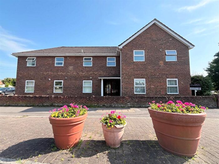 2 Bedroom Apartment For Sale In Leigh Road, Wimborne, BH21