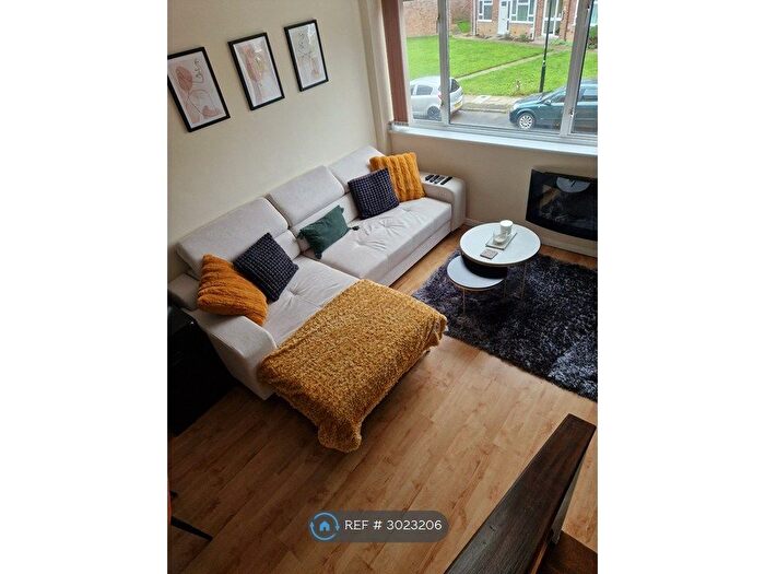 2 Bedroom Flat To Rent In Travellers Way, Hounslow, TW4