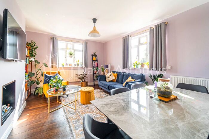 2 Bedroom Flat To Rent In Beaconsfield Road, New Southgate, London, N11