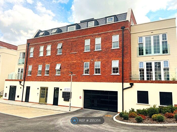 2 Bedroom Flat To Rent In Jubilee Gardens, Weybridge, KT13