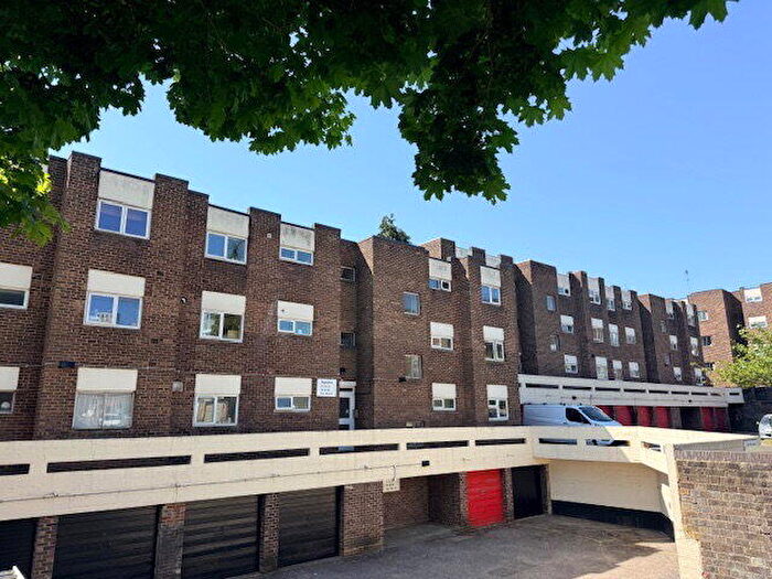 1 Bedroom Flat To Rent In Park Drive, Woking, GU22