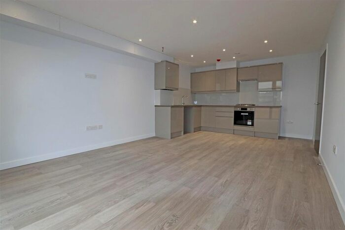 3 Bedroom Flat To Rent In London Road, Westcliff-On-Sea, SS0
