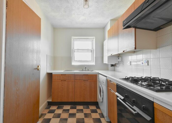1 Bedroom Flat To Rent In Waterslade, Elm Road, Redhill, RH1