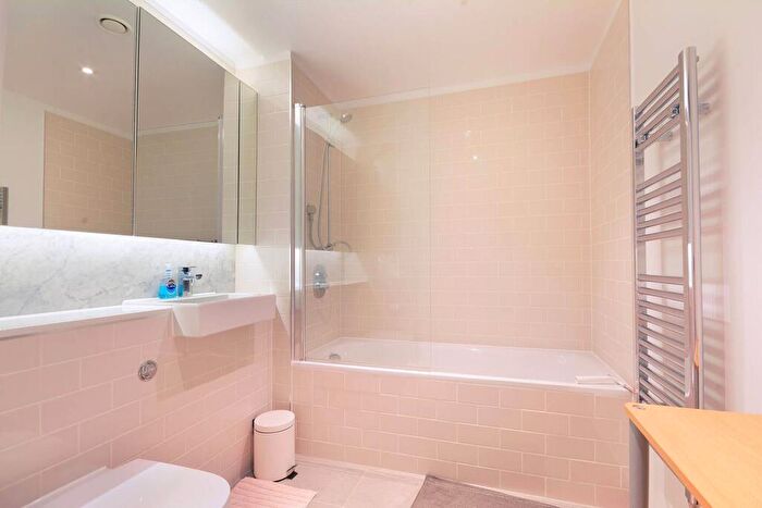 2 Bedroom Flat To Rent In Victory Place, Elephant And Castle, London, SE17