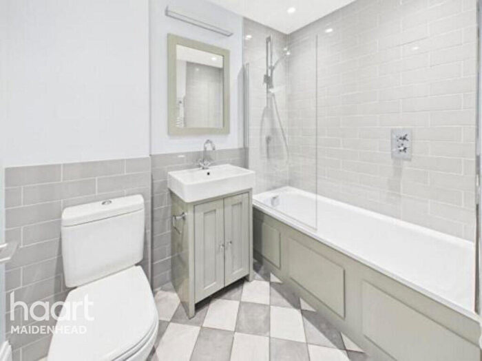 2 Bedroom Apartment To Rent In Slough Road, Slough, SL3