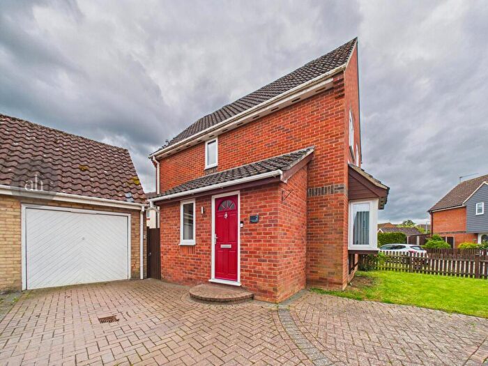 3 Bedroom Semi Detached House For Sale In Cloverfields, Thurston, IP31