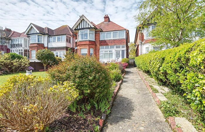 2 Bedroom Flat For Sale In Manor Road, Bexhill On Sea, TN40