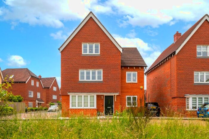 6 Bedroom Detached House To Rent In Whittaker Drive, Horley, Surrey, RH6