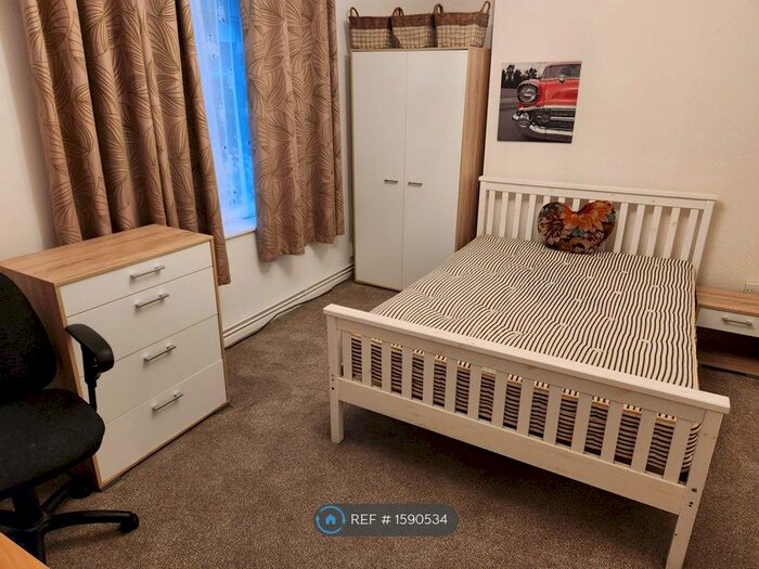 3 Bedroom Semi-Detached House To Rent In Freshfield Close, Norwich, NR5