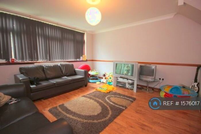 3 Bedroom Flat To Rent In Balman House Rotherhithe New Road, London, SE16