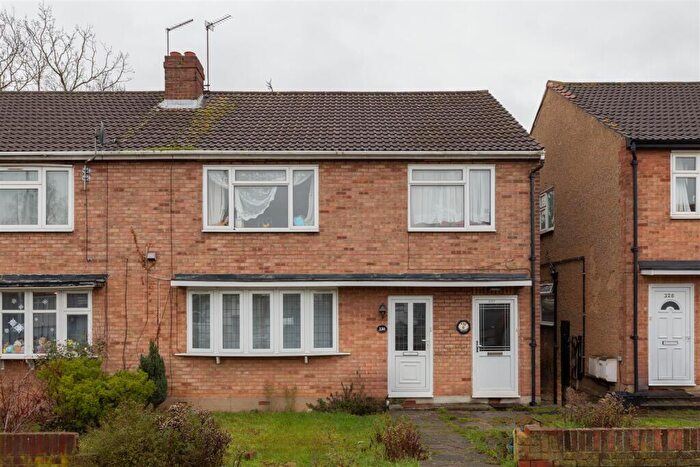 2 Bedroom Flat For Sale In Fencepiece Road, Ilford, IG6