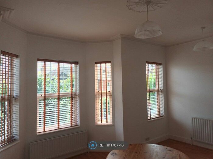 2 Bedroom Flat To Rent In Wimbledon, London, SW19