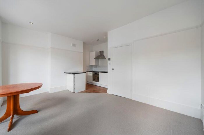 2 Bedroom Flat To Rent In Devereux Road, London, SW11