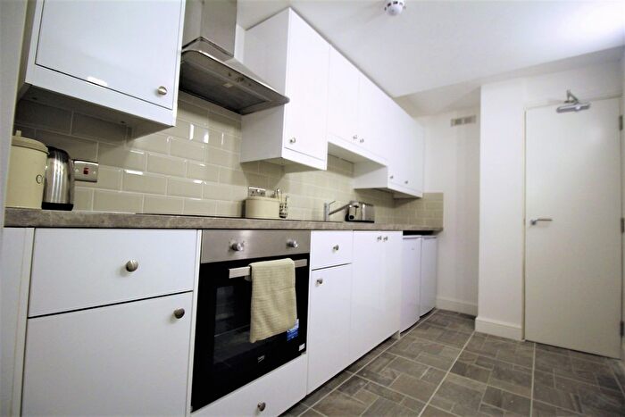 3 Bedroom Flat To Rent In Basement Flat, Headingley Lane, LS6
