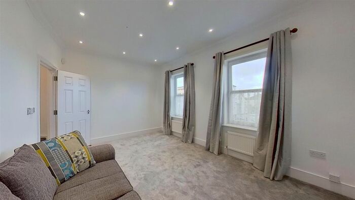 2 Bedroom Flat To Rent In Merton Road, London, SW18