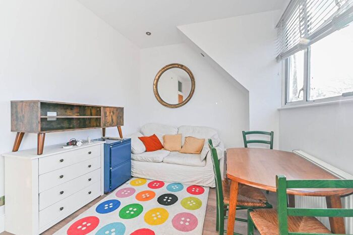 2 Bedroom Flat To Rent In Norbury Crescent, Norbury, London, SW16