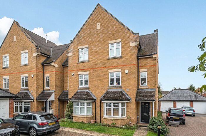 4 Bedroom Town House For Sale In Oakview Close, Watford, WD19
